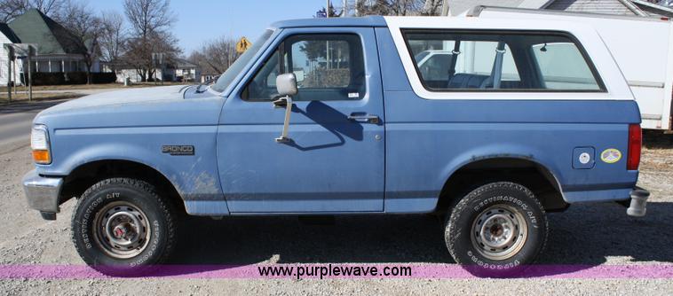 image for item 4926 1992 Ford Bronco Custom SUV