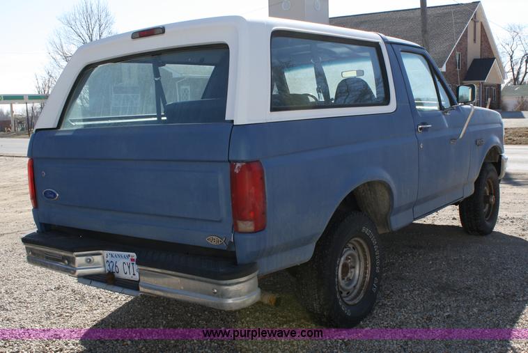 image for item 4926 1992 Ford Bronco Custom SUV