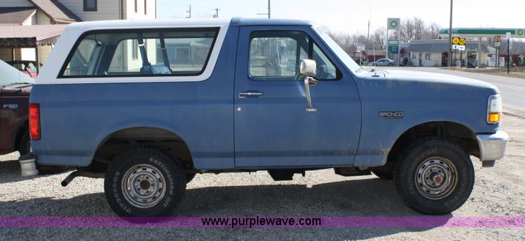 image for item 4926 1992 Ford Bronco Custom SUV