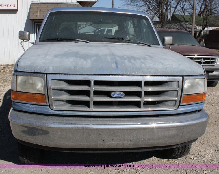 image for item 4926 1992 Ford Bronco Custom SUV