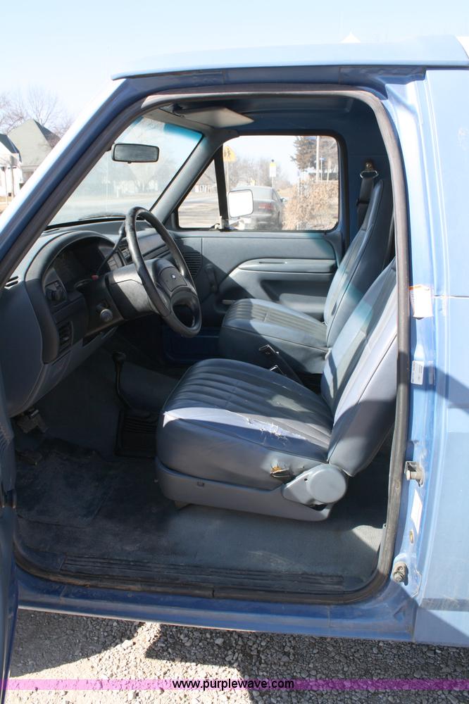 image for item 4926 1992 Ford Bronco Custom SUV