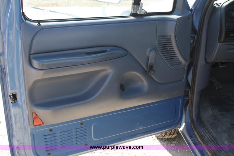 image for item 4926 1992 Ford Bronco Custom SUV