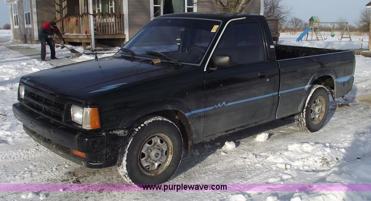 image for item 5421 1989 Mazda B2200 pickup truck
