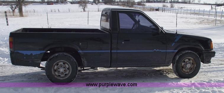 image for item 5421 1989 Mazda B2200 pickup truck