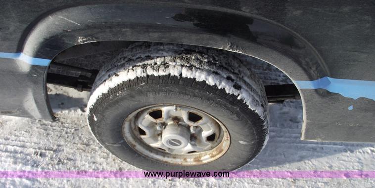 image for item 5421 1989 Mazda B2200 pickup truck