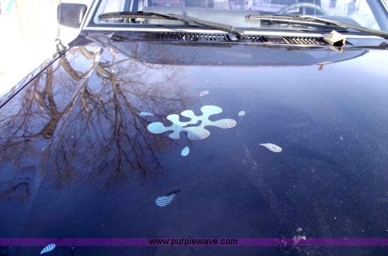 image for item 5421 1989 Mazda B2200 pickup truck