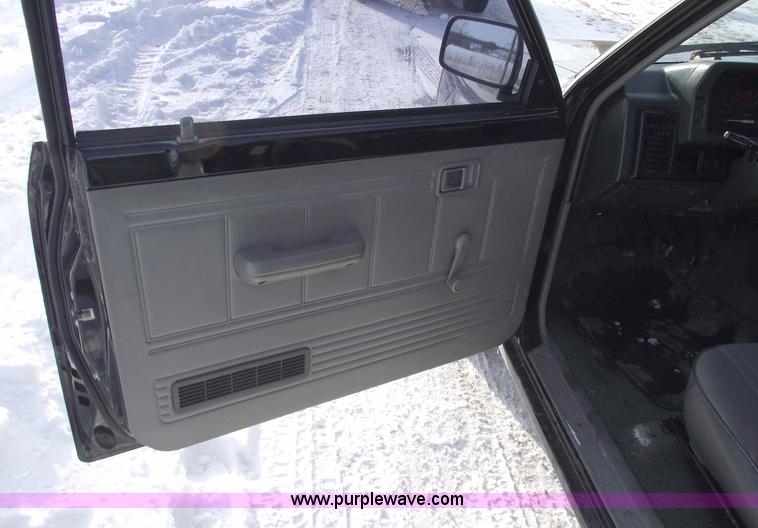 image for item 5421 1989 Mazda B2200 pickup truck