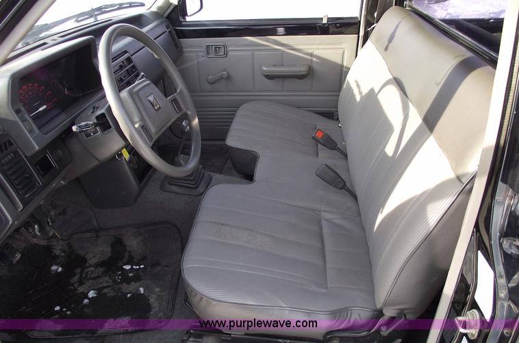 image for item 5421 1989 Mazda B2200 pickup truck