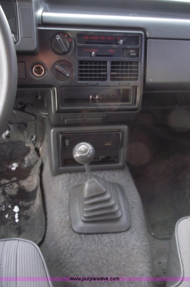 image for item 5421 1989 Mazda B2200 pickup truck