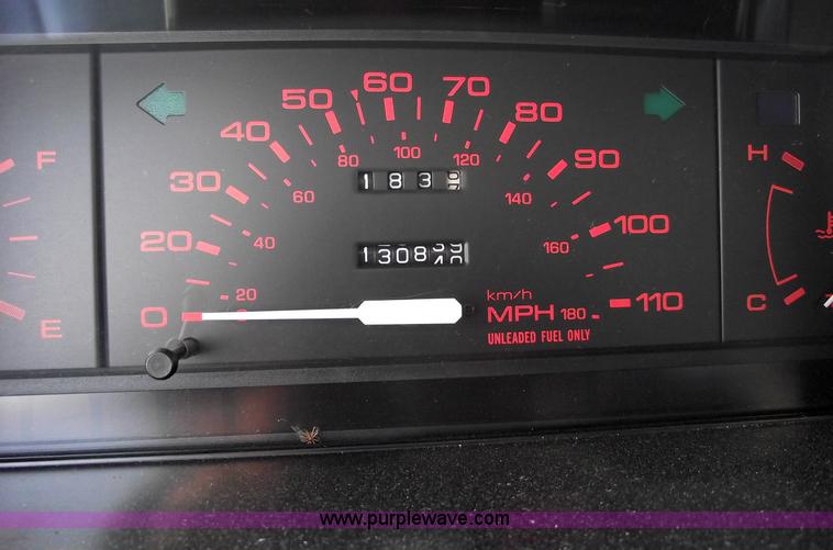 image for item 5421 1989 Mazda B2200 pickup truck