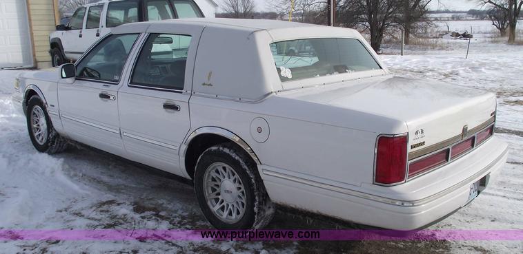 image for item 5519 1995 Lincoln Town Car Signature