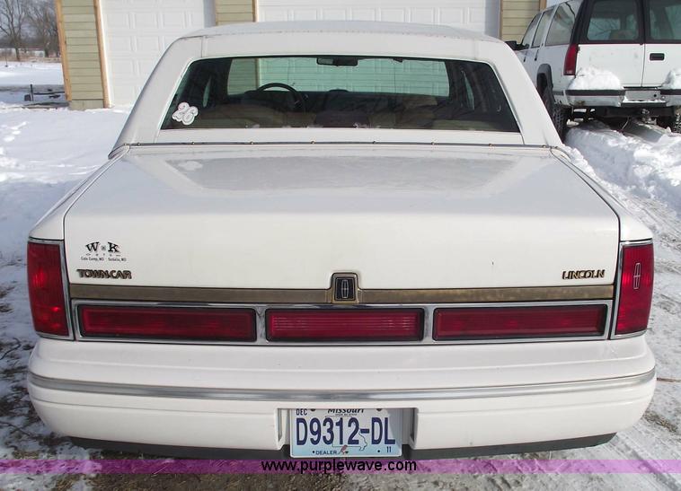image for item 5519 1995 Lincoln Town Car Signature