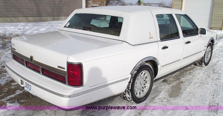 image for item 5519 1995 Lincoln Town Car Signature