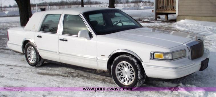 image for item 5519 1995 Lincoln Town Car Signature