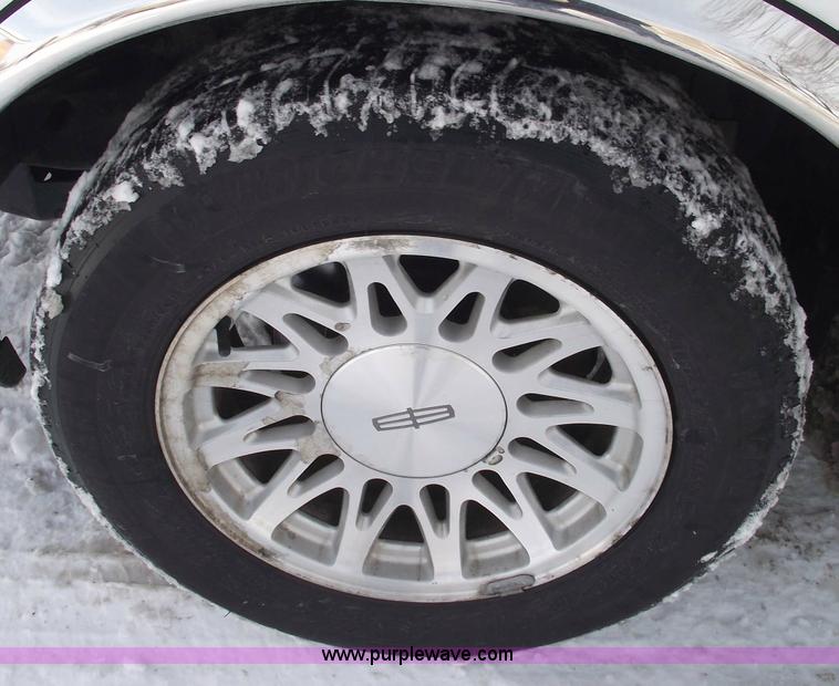 image for item 5519 1995 Lincoln Town Car Signature