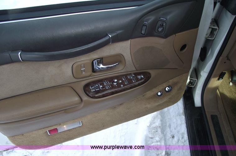 image for item 5519 1995 Lincoln Town Car Signature