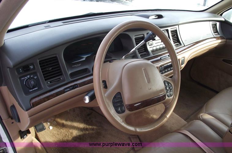 image for item 5519 1995 Lincoln Town Car Signature