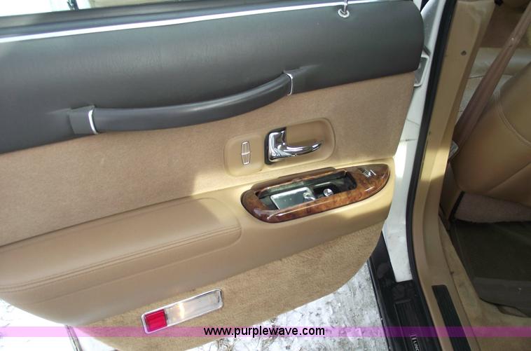 image for item 5519 1995 Lincoln Town Car Signature