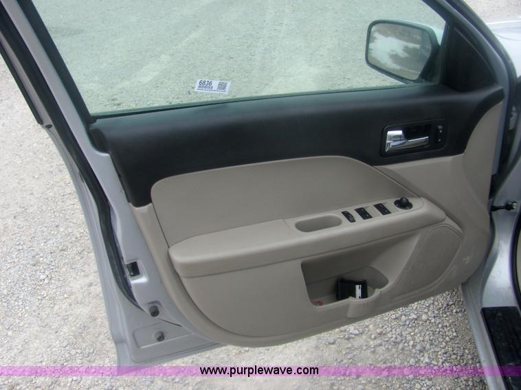 image for item 6836 2006 Ford Fusion SE