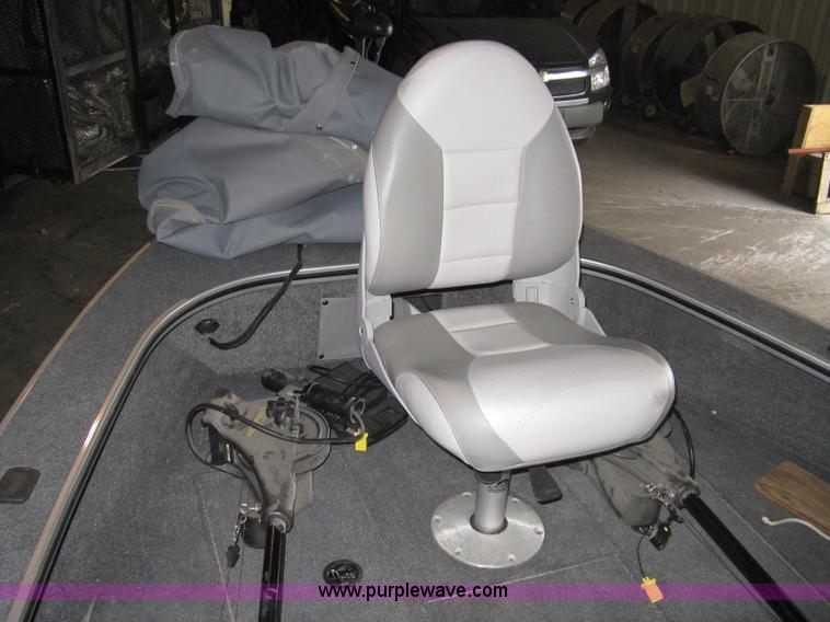 image for item 8208 2006 Alumacraft Dominator Sport 175 utility/fishing boat