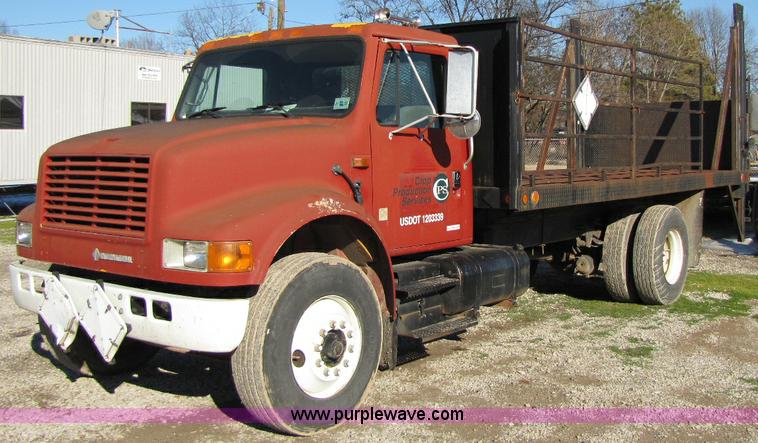 image for item 8365 1993 International 4900 truck