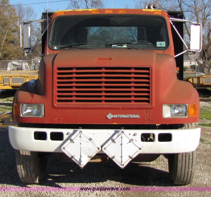 image for item 8365 1993 International 4900 truck