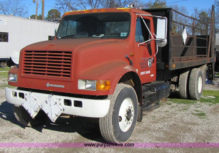 image for item 8365 1993 International 4900 truck