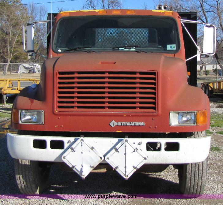 image for item 8365 1993 International 4900 truck