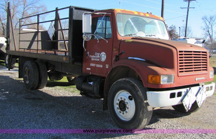 image for item 8365 1993 International 4900 truck