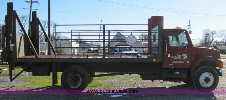 image for item 8365 1993 International 4900 truck