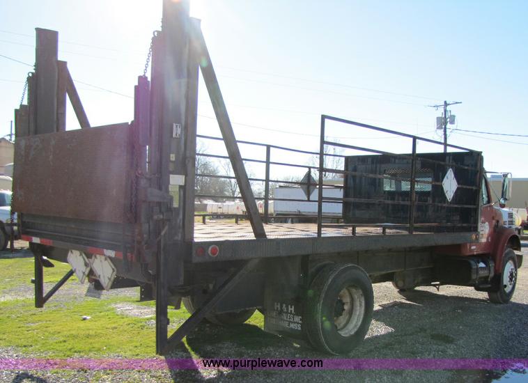 image for item 8365 1993 International 4900 truck