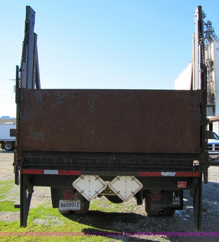 image for item 8365 1993 International 4900 truck