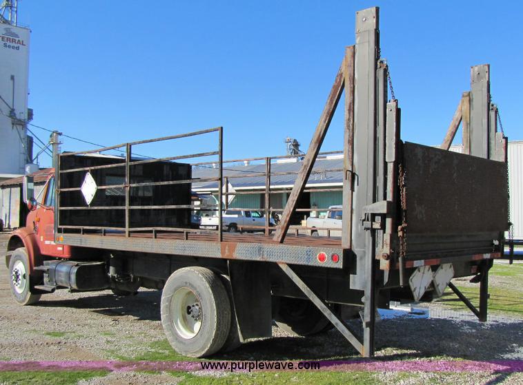 image for item 8365 1993 International 4900 truck