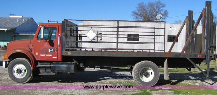 image for item 8365 1993 International 4900 truck