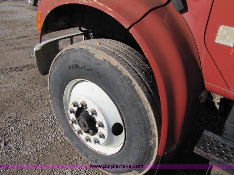 image for item 8365 1993 International 4900 truck