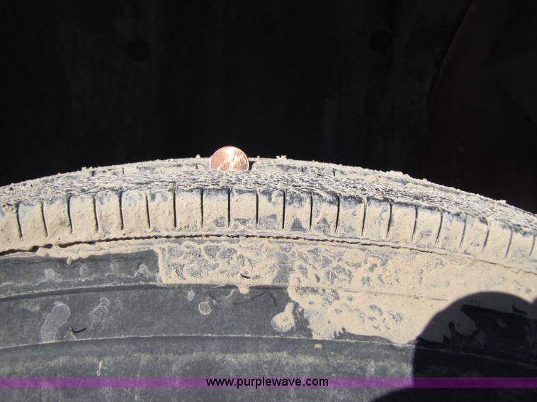 image for item 8365 1993 International 4900 truck