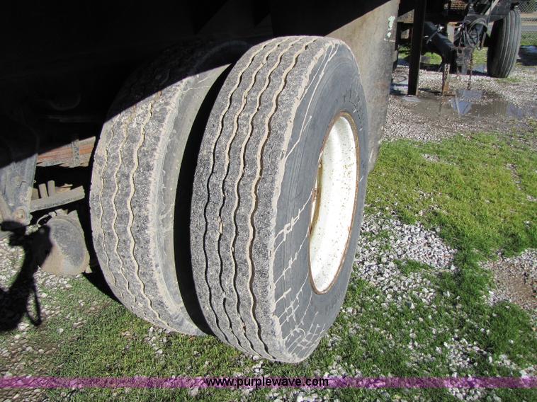 image for item 8365 1993 International 4900 truck