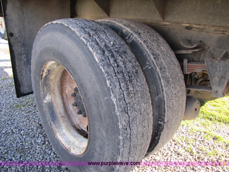 image for item 8365 1993 International 4900 truck