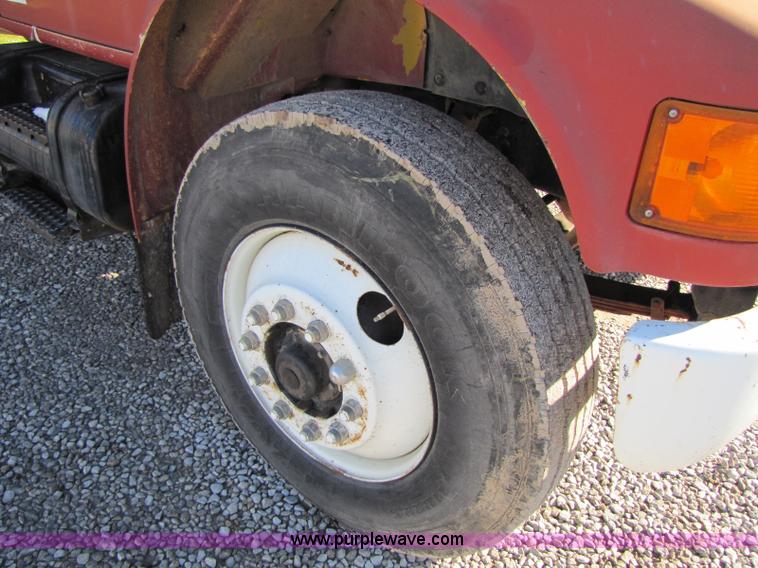 image for item 8365 1993 International 4900 truck
