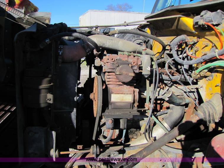 image for item 8365 1993 International 4900 truck