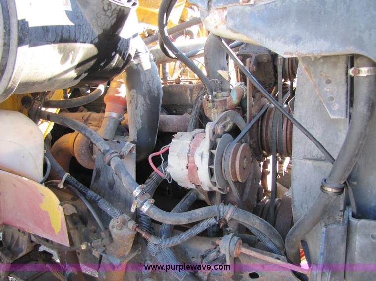 image for item 8365 1993 International 4900 truck