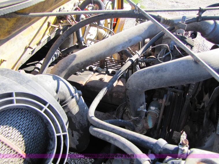 image for item 8365 1993 International 4900 truck