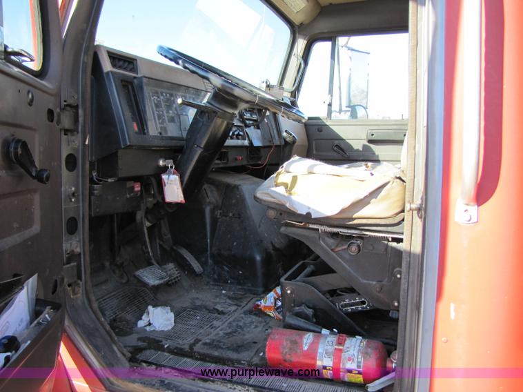 image for item 8365 1993 International 4900 truck