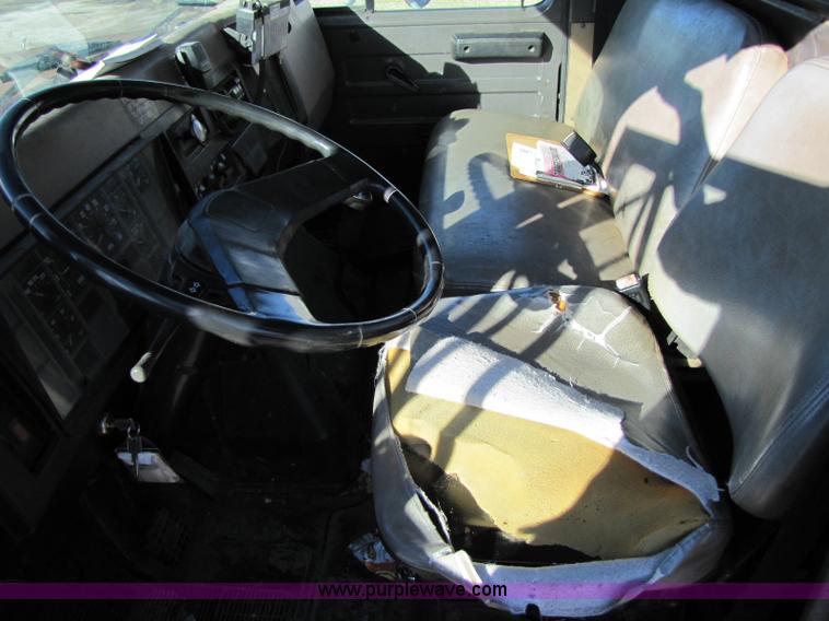 image for item 8365 1993 International 4900 truck