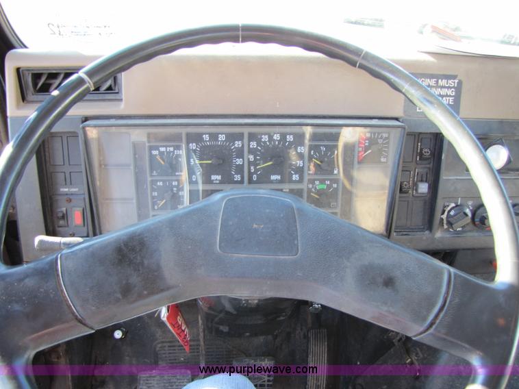 image for item 8365 1993 International 4900 truck