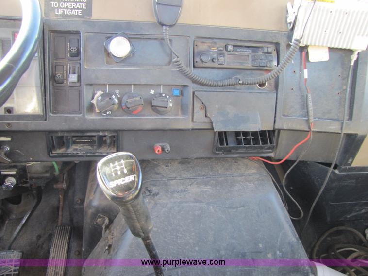 image for item 8365 1993 International 4900 truck