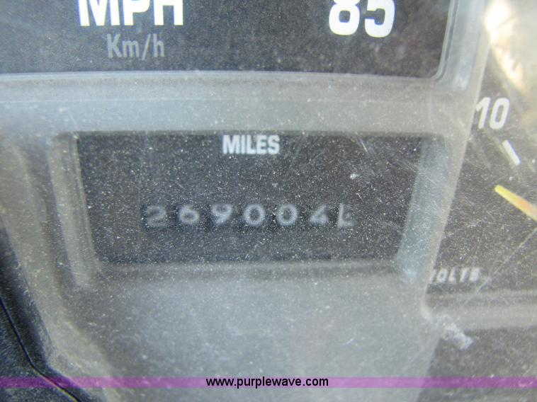 image for item 8365 1993 International 4900 truck