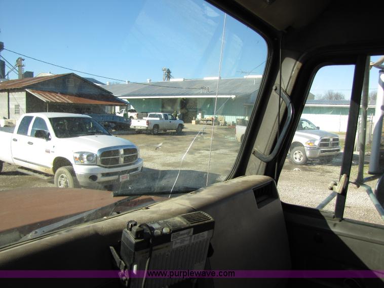 image for item 8365 1993 International 4900 truck