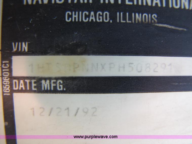 image for item 8365 1993 International 4900 truck