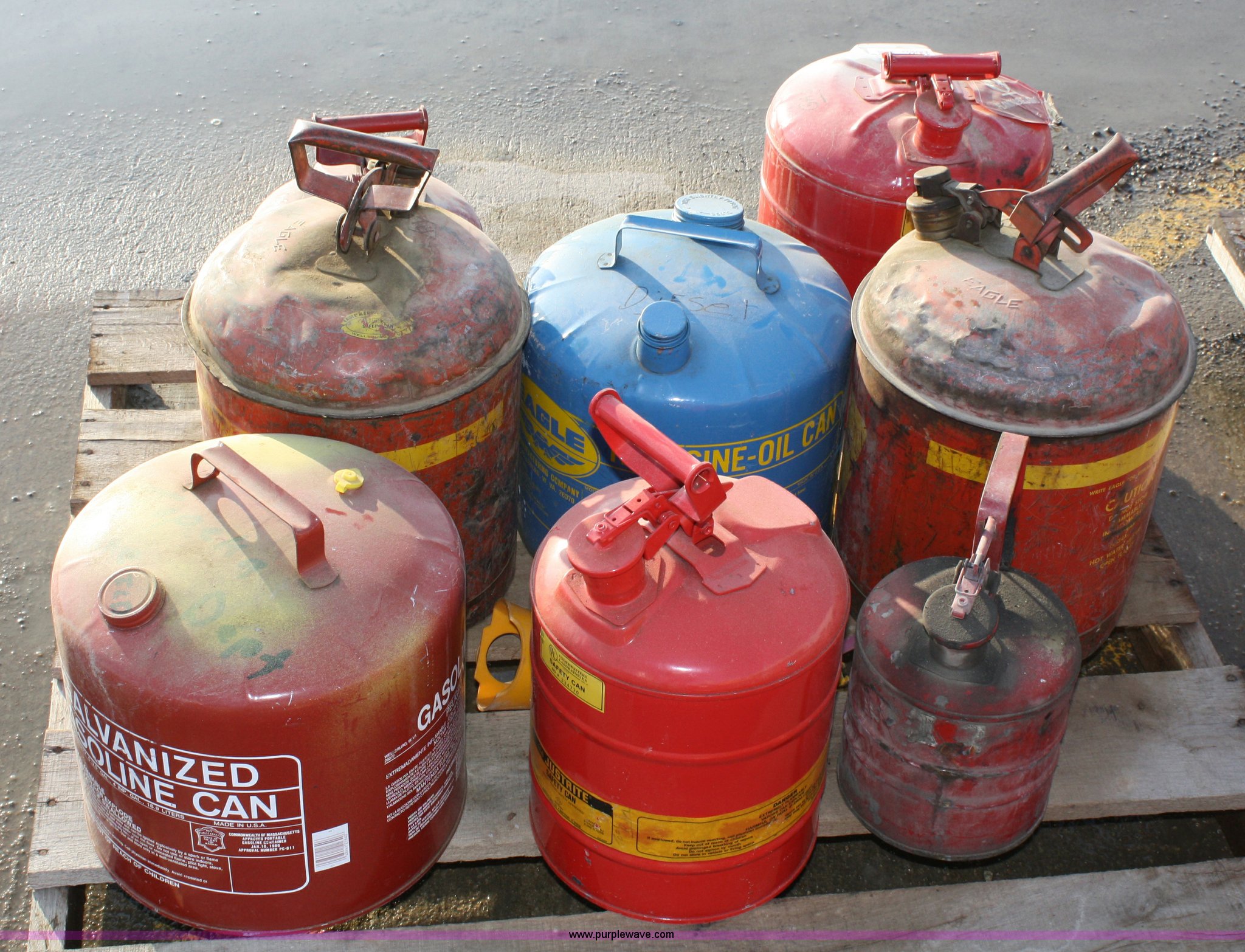 (8) assorted gas cans in Topeka, KS Item 4907 sold Purple Wave